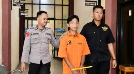 Tersangka FD saat digelandang ke sel tahanan usai ditetapkan menjadi tersangka setelah diamankan ngamar bareng remaja 16 tahun asal Tanggamus, Selasa 25 Agustus 2026 | Dok. Humas Polres Pringsewu.