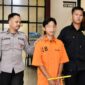 Tersangka FD saat digelandang ke sel tahanan usai ditetapkan menjadi tersangka setelah diamankan ngamar bareng remaja 16 tahun asal Tanggamus, Selasa 25 Agustus 2026 | Dok. Humas Polres Pringsewu.