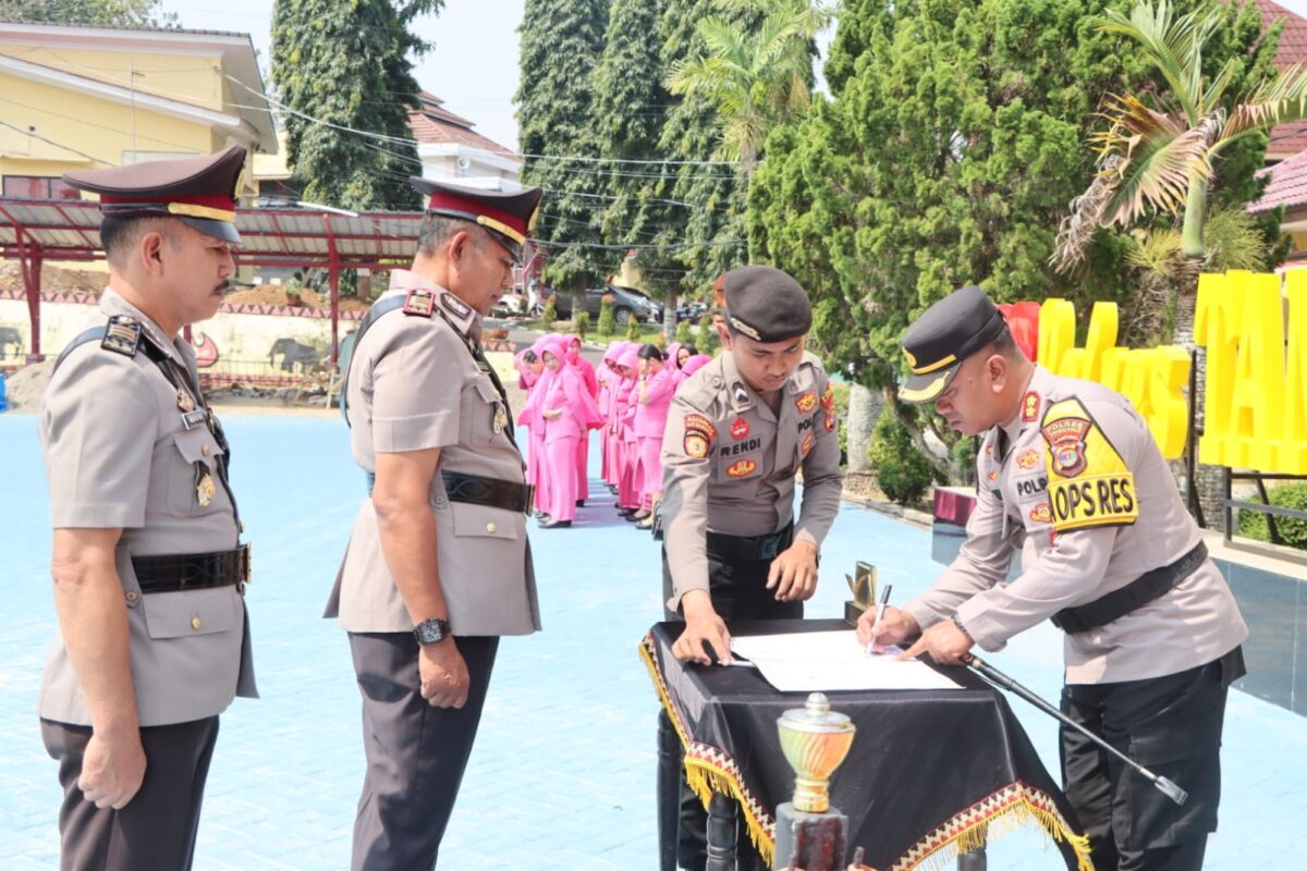 Kapolres Tanggamus AKBP Rahmad Sujatmiko saat menandatangani Sertijab Kabag SDM AKP Ermantoni di Lapangan Mapolres setempat, Jumat 21 Agustus 2026 | Dok. Humas Polres Tanggamus.