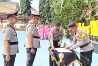 Kapolres Tanggamus AKBP Rahmad Sujatmiko saat menandatangani Sertijab Kabag SDM AKP Ermantoni di Lapangan Mapolres setempat, Jumat 21 Agustus 2026 | Dok. Humas Polres Tanggamus.