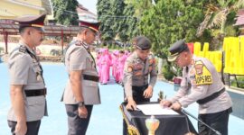 Kapolres Tanggamus AKBP Rahmad Sujatmiko saat menandatangani Sertijab Kabag SDM AKP Ermantoni di Lapangan Mapolres setempat, Jumat 21 Agustus 2026 | Dok. Humas Polres Tanggamus.