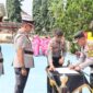 Kapolres Tanggamus AKBP Rahmad Sujatmiko saat menandatangani Sertijab Kabag SDM AKP Ermantoni di Lapangan Mapolres setempat, Jumat 21 Agustus 2026 | Dok. Humas Polres Tanggamus.