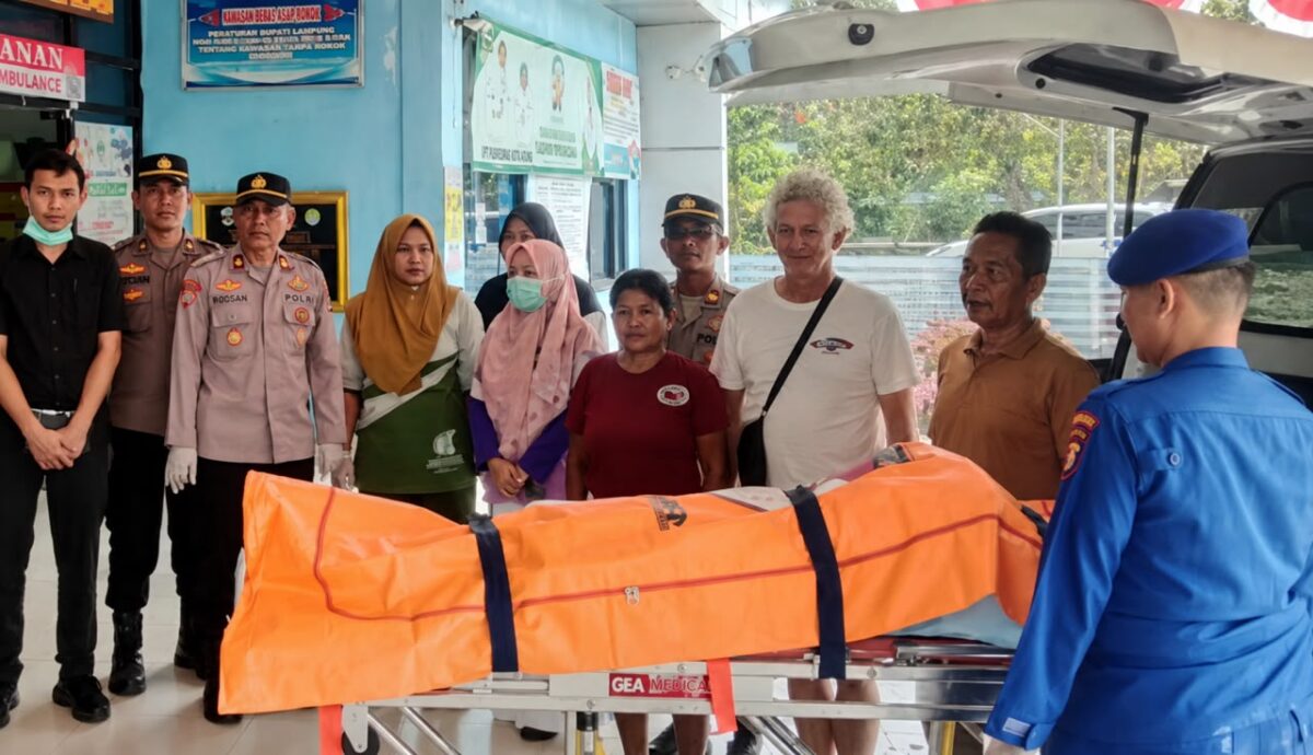 Korban saat diserahkan kepada perwakilan keluarga usai dinyatakan meninggal dunia oleh pihak medis Puskesmas Biha, Pesisir Barat, Lampung, Sabtu 22 Agustus 2026 | ist/Media Prioritastv.com.
