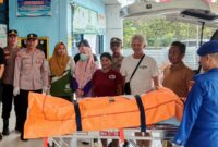 Korban saat diserahkan kepada perwakilan keluarga usai dinyatakan meninggal dunia oleh pihak medis Puskesmas Biha, Pesisir Barat, Lampung, Sabtu 22 Agustus 2026 | ist/Media Prioritastv.com.