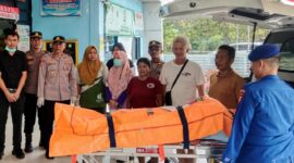 Korban saat diserahkan kepada perwakilan keluarga usai dinyatakan meninggal dunia oleh pihak medis Puskesmas Biha, Pesisir Barat, Lampung, Sabtu 22 Agustus 2026 | ist/Media Prioritastv.com.