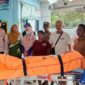 Korban saat diserahkan kepada perwakilan keluarga usai dinyatakan meninggal dunia oleh pihak medis Puskesmas Biha, Pesisir Barat, Lampung, Sabtu 22 Agustus 2026 | ist/Media Prioritastv.com.