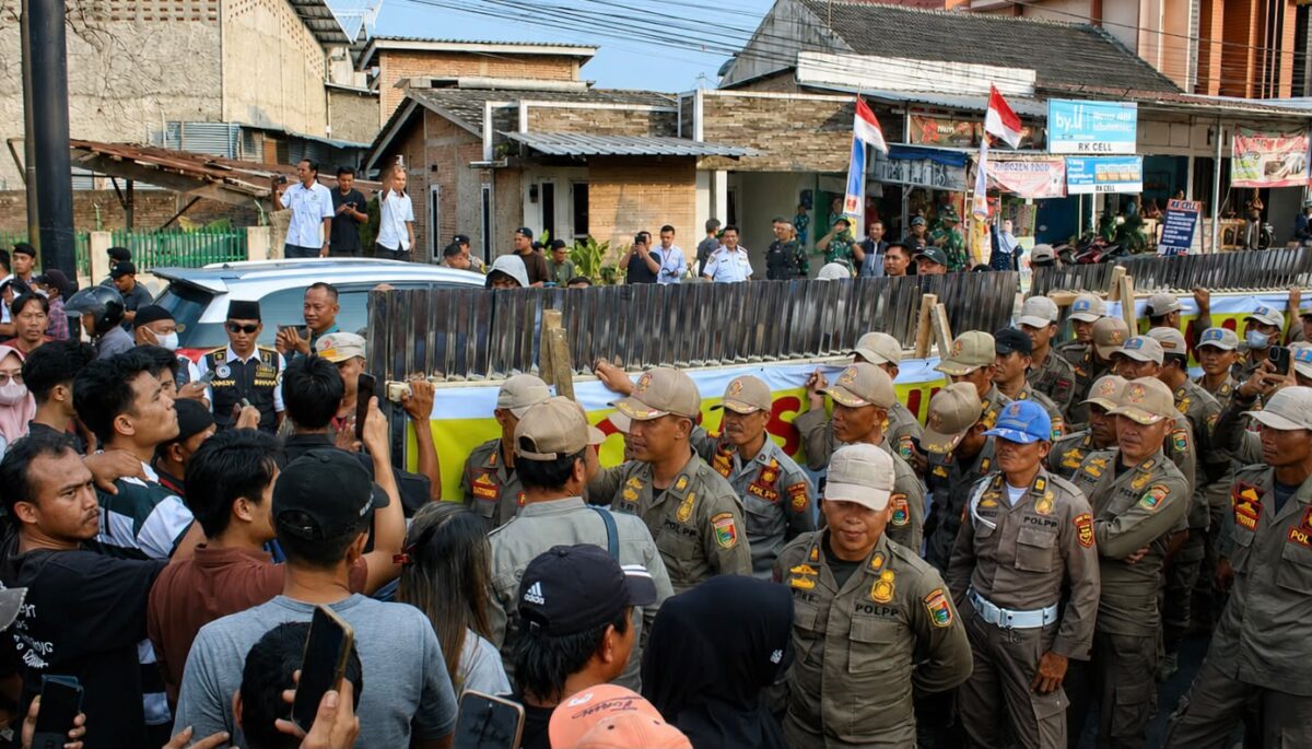 Personil Satpol PP Tanggamus saat dihadap warga ketika hendak memasang seng penutup di lokasi pasar GSG Talang Padang, Rabu 26 Agustus 2026 | ist/Media Prioritastv.com.