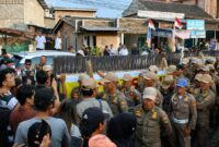 Personil Satpol PP Tanggamus saat dihadap warga ketika hendak memasang seng penutup di lokasi pasar GSG Talang Padang, Rabu 26 Agustus 2026 | ist/Media Prioritastv.com.