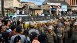 Personil Satpol PP Tanggamus saat dihadap warga ketika hendak memasang seng penutup di lokasi pasar GSG Talang Padang, Rabu 26 Agustus 2026 | ist/Media Prioritastv.com.