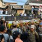 Personil Satpol PP Tanggamus saat dihadap warga ketika hendak memasang seng penutup di lokasi pasar GSG Talang Padang, Rabu 26 Agustus 2026 | ist/Media Prioritastv.com.