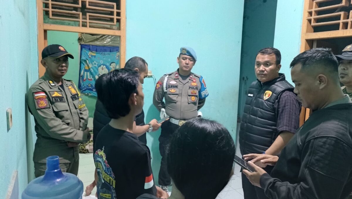 Polisi saat merazia kost di Pringsewu dan mengamankan pasangan bukan suami istri, Minggu 23 Agustus 2026 dinihari | Dok. Humas Polres Pringsewu.