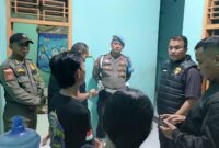 Polisi saat merazia kost di Pringsewu dan mengamankan pasangan bukan suami istri, Minggu 23 Agustus 2026 dinihari | Dok. Humas Polres Pringsewu.