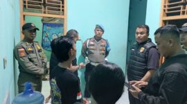 Polisi saat merazia kost di Pringsewu dan mengamankan pasangan bukan suami istri, Minggu 23 Agustus 2026 dinihari | Dok. Humas Polres Pringsewu.