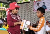 Ketua DPK Apdesi Kota Agung Tanggamus Neneng Rohani, S.E., yang juga merupakan Kakon Kota Agung saat menyerahkan salah satu hadiah kepada peraih doorprize di Taman IR Seokarno, Sabtu 22 Agustus 2026 | Zulkarnain/Media Prioritastv.com.