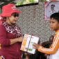 Ketua DPK Apdesi Kota Agung Tanggamus Neneng Rohani, S.E., yang juga merupakan Kakon Kota Agung saat menyerahkan salah satu hadiah kepada peraih doorprize di Taman IR Seokarno, Sabtu 22 Agustus 2026 | Zulkarnain/Media Prioritastv.com.