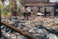 Polisi saat melakukan pemeriksaan TKP dan meminta keterangan saksi-saksi serta korban, Jumat 22 Agustus 2026 | Dok. Humas Polres Tanggamus.