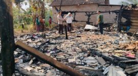 Polisi saat melakukan pemeriksaan TKP dan meminta keterangan saksi-saksi serta korban, Jumat 22 Agustus 2026 | Dok. Humas Polres Tanggamus.