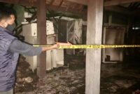 Polisi saat melakukan identifikasi paska kebakaran di di gudang RSUD Mayjend H.M. Ryacudu yang berada di Jalan Jenderal Sudirman Nomor 2, Kelurahan Kota Gapura, Kecamatan Kotabumi, Kabupaten Lampung Utara, Minggu (30/8/2026) malam | Dok. Polres Lampung Utara.
