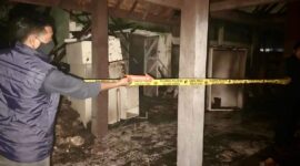 Polisi saat melakukan identifikasi paska kebakaran di di gudang RSUD Mayjend H.M. Ryacudu yang berada di Jalan Jenderal Sudirman Nomor 2, Kelurahan Kota Gapura, Kecamatan Kotabumi, Kabupaten Lampung Utara, Minggu (30/8/2026) malam | Dok. Polres Lampung Utara.