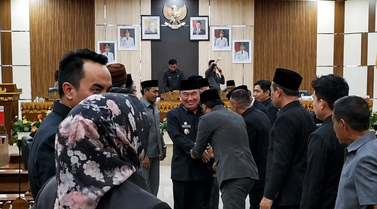 Bupati Tanggamus H. Moh. Saleh Asnawi saat meninggalkan gedung DPRD usai paripurna yang tak kourum, Senin 24 Agustus 2026 | Zulkarnain/Media Prioritastv.com.