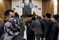 Bupati Tanggamus H. Moh. Saleh Asnawi saat meninggalkan gedung DPRD usai paripurna yang tak kourum, Senin 24 Agustus 2026 | Zulkarnain/Media Prioritastv.com.