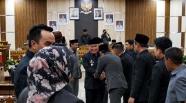 Bupati Tanggamus H. Moh. Saleh Asnawi saat meninggalkan gedung DPRD usai paripurna yang tak kourum, Senin 24 Agustus 2026 | Zulkarnain/Media Prioritastv.com.