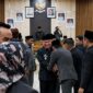 Bupati Tanggamus H. Moh. Saleh Asnawi saat meninggalkan gedung DPRD usai paripurna yang tak kourum, Senin 24 Agustus 2026 | Zulkarnain/Media Prioritastv.com.