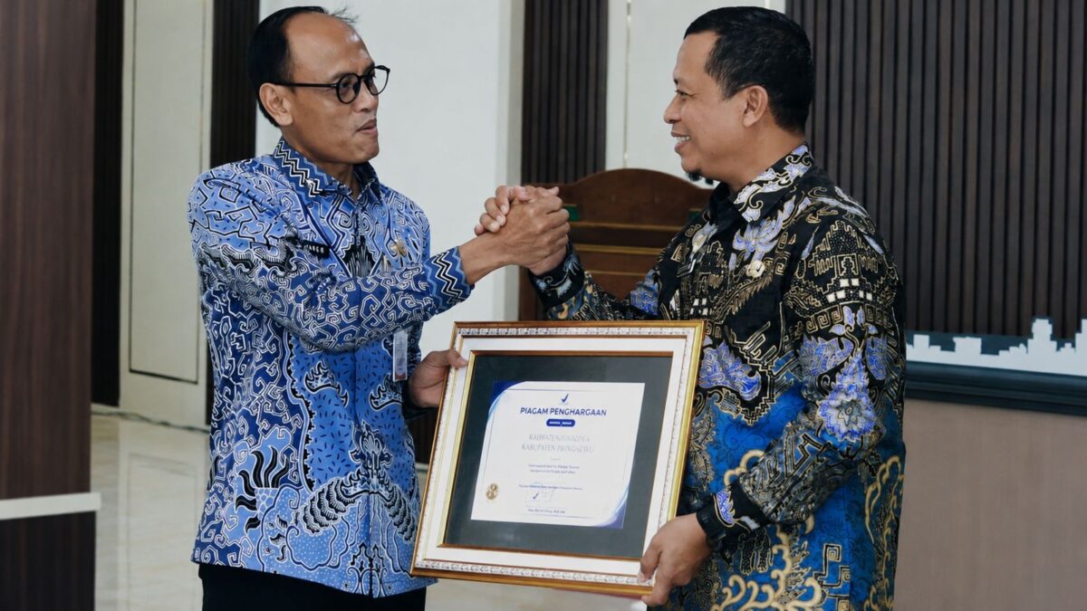 Bupati Pringsewu Riyanto Pamungkas saat menerima penghargaan BPOM.