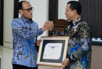 Bupati Pringsewu Riyanto Pamungkas saat menerima penghargaan BPOM.