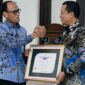 Bupati Pringsewu Riyanto Pamungkas saat menerima penghargaan BPOM.