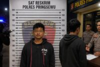 Kolase foto saat tersangka diamankan Polres Pringsewu dan ilustrasi penyerahannya kepada polisi pada Senin 24 Agustus 2026 pukul 03.00 WIB | Dok. Humas Polres Pringsewu.