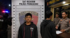 Kolase foto saat tersangka diamankan Polres Pringsewu dan ilustrasi penyerahannya kepada polisi pada Senin 24 Agustus 2026 pukul 03.00 WIB | Dok. Humas Polres Pringsewu.