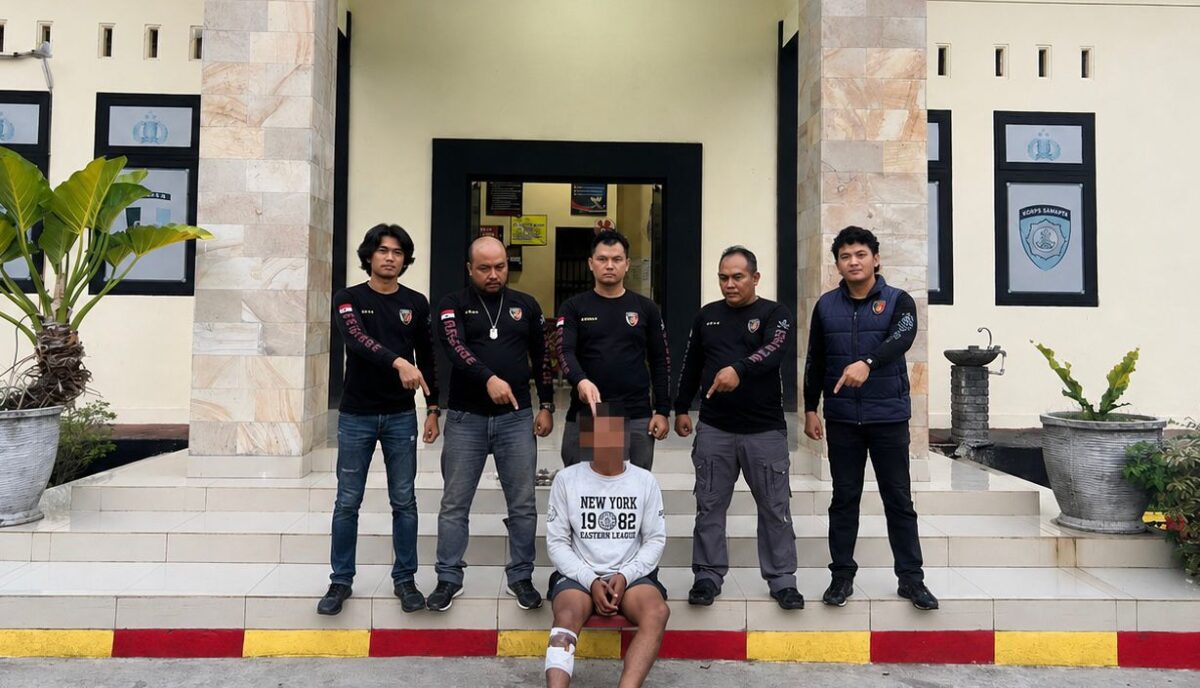 Tersangka setelah ditangkap dan dihadirkan sebelum dijebloskan ke sel tahanan Polsek Kota Agung, Minggu 30
Agustus 2026 | Dok. Humas Polres Tanggamus.