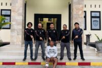 Tersangka setelah ditangkap dan dihadirkan sebelum dijebloskan ke sel tahanan Polsek Kota Agung, Minggu 30
Agustus 2026 | Dok. Humas Polres Tanggamus.