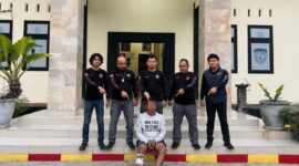 Tersangka setelah ditangkap dan dihadirkan sebelum dijebloskan ke sel tahanan Polsek Kota Agung, Minggu 30
Agustus 2026 | Dok. Humas Polres Tanggamus.