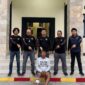 Tersangka setelah ditangkap dan dihadirkan sebelum dijebloskan ke sel tahanan Polsek Kota Agung, Minggu 30
Agustus 2026 | Dok. Humas Polres Tanggamus.