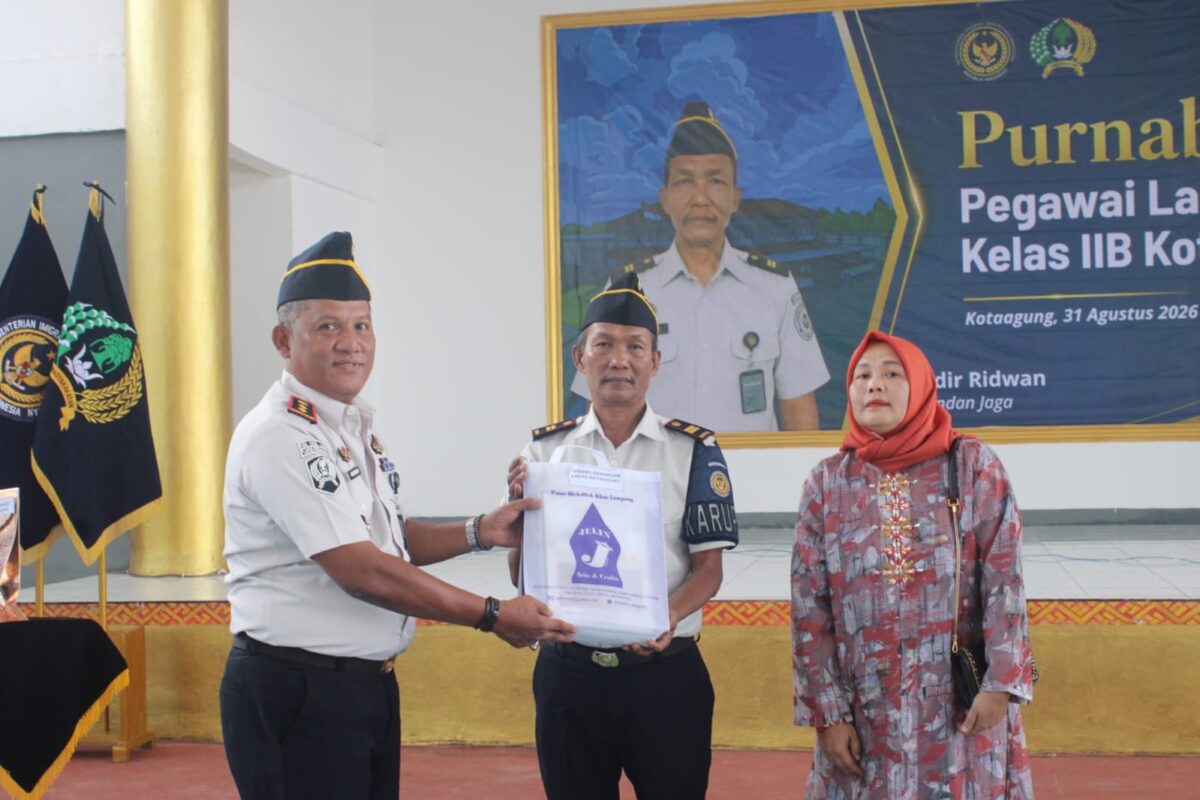 Khaidir Ridwan didampingi istrinya saat menerima cindramata dari Kalapas Kelas IIB Kota Agung, Tanggamus, Lampung, Senin 31 Agustus 2026 | ist/Media Prioritastv.com.