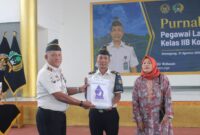 Khaidir Ridwan didampingi istrinya saat menerima cindramata dari Kalapas Kelas IIB Kota Agung, Tanggamus, Lampung, Senin 31 Agustus 2026 | ist/Media Prioritastv.com.