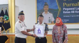 Khaidir Ridwan didampingi istrinya saat menerima cindramata dari Kalapas Kelas IIB Kota Agung, Tanggamus, Lampung, Senin 31 Agustus 2026 | ist/Media Prioritastv.com.