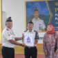 Khaidir Ridwan didampingi istrinya saat menerima cindramata dari Kalapas Kelas IIB Kota Agung, Tanggamus, Lampung, Senin 31 Agustus 2026 | ist/Media Prioritastv.com.
