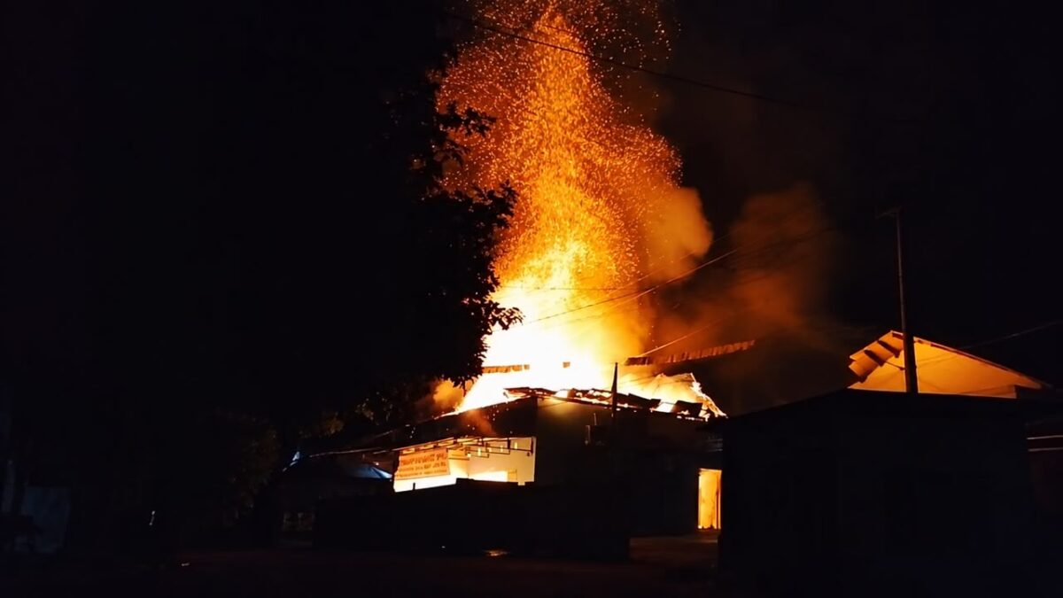 Api yang berkobar dalam kebakaran SPPG Purwosari, Kecamatan Kelumbayan Barat, Kabupaten Tanggamus | ist/Media Prioritastv.com.