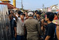 Aksi saling bertahan para pedagang pasar GSG Talang Padang dan petuga yang hendak memasang penutup seng di pasar setempat dalam penertiban Pemkab Tanggamus, Rabu 26 Agustus 2026 | Herdi/Media Prioritastv.com.