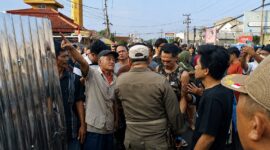 Aksi saling bertahan para pedagang pasar GSG Talang Padang dan petuga yang hendak memasang penutup seng di pasar setempat dalam penertiban Pemkab Tanggamus, Rabu 26 Agustus 2026 | Herdi/Media Prioritastv.com.