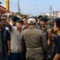Aksi saling bertahan para pedagang pasar GSG Talang Padang dan petuga yang hendak memasang penutup seng di pasar setempat dalam penertiban Pemkab Tanggamus, Rabu 26 Agustus 2026 | Herdi/Media Prioritastv.com.