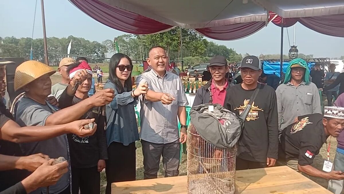 Ketua Korda P4LSI Lampung Fauzi bersama Anggota DPD RI Almira Nabila Fauzi, Anggota DPRD Kabupaten Pringsewu Anton Subagiyo, Kepala Pekon Mataram Rahmat Riyadi serta panitia saat pelepasan burung di Lapangan Pekon Mataram, Kecamatan Gadingrejo, Kabupaten Pringsewu, Minggu (9/8/2026) | Eka Febriana/Media Prioritastv.com.