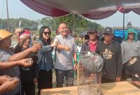 Ketua Korda P4LSI Lampung Fauzi bersama Anggota DPD RI Almira Nabila Fauzi, Anggota DPRD Kabupaten Pringsewu Anton Subagiyo, Kepala Pekon Mataram Rahmat Riyadi serta panitia saat pelepasan burung di Lapangan Pekon Mataram, Kecamatan Gadingrejo, Kabupaten Pringsewu, Minggu (9/8/2026) | Eka Febriana/Media Prioritastv.com.