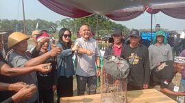 Ketua Korda P4LSI Lampung Fauzi bersama Anggota DPD RI Almira Nabila Fauzi, Anggota DPRD Kabupaten Pringsewu Anton Subagiyo, Kepala Pekon Mataram Rahmat Riyadi serta panitia saat pelepasan burung di Lapangan Pekon Mataram, Kecamatan Gadingrejo, Kabupaten Pringsewu, Minggu (9/8/2026) | Eka Febriana/Media Prioritastv.com.