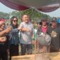 Ketua Korda P4LSI Lampung Fauzi bersama Anggota DPD RI Almira Nabila Fauzi, Anggota DPRD Kabupaten Pringsewu Anton Subagiyo, Kepala Pekon Mataram Rahmat Riyadi serta panitia saat pelepasan burung di Lapangan Pekon Mataram, Kecamatan Gadingrejo, Kabupaten Pringsewu, Minggu (9/8/2026) | Eka Febriana/Media Prioritastv.com.