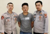 Tersangka RL setelah ditangkap dan diperlihatkan sebelum dijebloskan ke sel tahanan, Minggu 23 Agustus 2026 | Dok. Humas Polres Pringsewu.