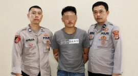 Tersangka RL setelah ditangkap dan diperlihatkan sebelum dijebloskan ke sel tahanan, Minggu 23 Agustus 2026 | Dok. Humas Polres Pringsewu.